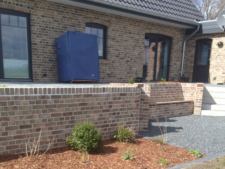 Gartenwand mit Bank